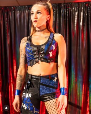 Allie Recks Instagram - “Do you tear yourself apart to entertain like me? Do the people whisper bout you on the train like me? Saying that you shouldn’t waste your pretty face like me.”
•
•
📸: @p.conte_photoworks