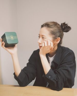 Allison Lin Instagram - 在美國讀書的時候，我給自己買了第一隻fossil的搖滾風皮革手錶，對自己的未來充滿不羈的期待。

此時此刻，在這個充滿希望與未知的畢業季，我們每個人都是時光的旅行者，帶著夢想與回憶踏上新的旅程。就像Fossil的金錶，記錄著我們每一刻的成長與變化，不論是那些閃耀的高光時刻，還是默默耕耘的平凡日子。

今年，我也剛完成研究所一年級的階段，深知學習與成長的艱辛和感動。當你低頭看著手腕上的金錶，趕著要去上課，或是和貓咪一同享受悠閒時光時，請記得，時間不僅是前進的腳步，更是我們一路走來的故事和經歷。讓Fossil陪伴你，記錄你生命中的每一個重要時刻。

為了慶祝這個特別的時刻，Fossil在臉書上有簽名照抽獎和購物金的活動，想買畢業禮物的話可以參考看看，希望能幫助你找到完美的紀念品，為這段美好的回憶增添更多色彩。

願你們帶著這份珍貴的時光，勇敢迎接未來的挑戰，成為自己人生的主角。

祝福你們，未來可期！

—— Fossil台灣代言人，予晞

@fossil 

#FossilTW #台灣總代理青霆亞太 @dfapactw
#MadeForThis #FossilCollective