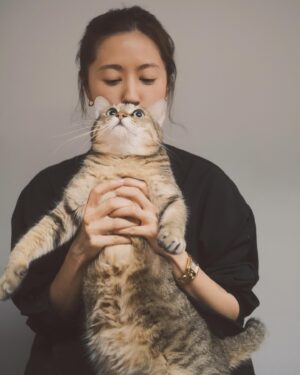 Allison Lin Instagram - 在美國讀書的時候，我給自己買了第一隻fossil的搖滾風皮革手錶，對自己的未來充滿不羈的期待。

此時此刻，在這個充滿希望與未知的畢業季，我們每個人都是時光的旅行者，帶著夢想與回憶踏上新的旅程。就像Fossil的金錶，記錄著我們每一刻的成長與變化，不論是那些閃耀的高光時刻，還是默默耕耘的平凡日子。

今年，我也剛完成研究所一年級的階段，深知學習與成長的艱辛和感動。當你低頭看著手腕上的金錶，趕著要去上課，或是和貓咪一同享受悠閒時光時，請記得，時間不僅是前進的腳步，更是我們一路走來的故事和經歷。讓Fossil陪伴你，記錄你生命中的每一個重要時刻。

為了慶祝這個特別的時刻，Fossil在臉書上有簽名照抽獎和購物金的活動，想買畢業禮物的話可以參考看看，希望能幫助你找到完美的紀念品，為這段美好的回憶增添更多色彩。

願你們帶著這份珍貴的時光，勇敢迎接未來的挑戰，成為自己人生的主角。

祝福你們，未來可期！

—— Fossil台灣代言人，予晞

@fossil 

#FossilTW #台灣總代理青霆亞太 @dfapactw
#MadeForThis #FossilCollective