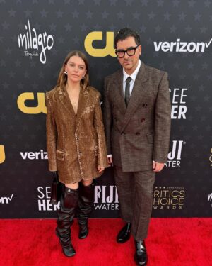 Ally Pankiw Instagram - love to go to the @criticschoice awards with my love @instadanjlevy and practice strong boundaries in friendship by being kept on the other side of a velvet rope sometimes
Thank you @loewe and @benjamincazenave for the look. thank you @laura.n.schafer thank you @ktmell for getting me ready 🎀