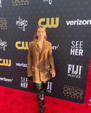Ally Pankiw Instagram - love to go to the @criticschoice awards with my love @instadanjlevy and practice strong boundaries in friendship by being kept on the other side of a velvet rope sometimes
Thank you @loewe and @benjamincazenave for the look. thank you @laura.n.schafer thank you @ktmell for getting me ready 🎀