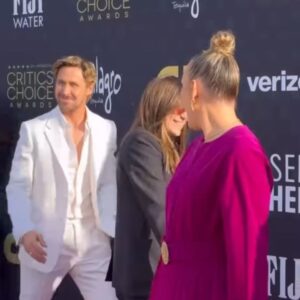 Ally Pankiw Instagram - love to go to the @criticschoice awards with my love @instadanjlevy and practice strong boundaries in friendship by being kept on the other side of a velvet rope sometimes
Thank you @loewe and @benjamincazenave for the look. thank you @laura.n.schafer thank you @ktmell for getting me ready 🎀