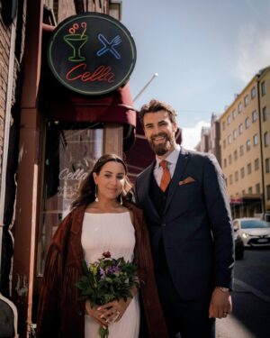 Alma Hätönen Instagram - 8,5 vuotta sitten toinen meistä istui hermostuneena Cellan nurkkapöydässä ja toinen saapuessaan ajatteli, että onpa tuo pitkä. Toinen oli viettänyt uuden vuoden Nicaraguassa ja toinen Oulussa. Kummallakin oli päällä metsänvihreää. 

Siinä ei mennyt montaa hetkeä, kun molemmat jo ajattelivat, että tässä se nyt on. Elämäni rakkaus. Täysin yllättäen. Tuossa noin. Pöydän toisella puolella. 

Siitä alkoi meidän tarina, joka pohjaa syvälle rakkaudelle, kumppanuudelle, naurulle, rehellisyydelle ja kommunikaatiolle. 

Siispä heti perään 5.7.2024 ja 8,5 vuotta ensitreffeistä, tultiin siihen samaan Cellan nurkkapöytään syömään meidän vanhempien kanssa, koska ME MENTIIN JUST NAIMISIIN!

”Jos haluut nähä, nähään Cellas” - Paperi T

📸: Rakas ystävämme @annisuikkanen ❤️
MUAH: Rakas ystävämme @neeakuurne 💕