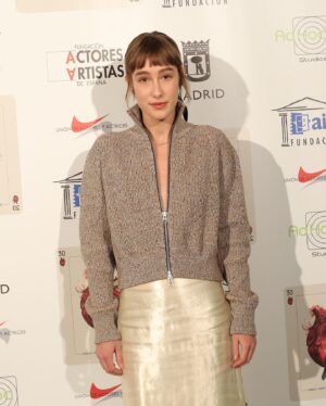Almudena Amor Instagram - Gracias gracias gracias @uniondeactores por el premio a Mejor actriz revelación, menuda bienvenida tan bonita.  Siempre feliz de formar parte de El buen patrón, eternas gracias a @leonaranoa por confiar en mí para encarnar a Liliana, y gracias y enhorabuena a todos mis compañer@s de Básculas Blanco premiados y no premiados porque son increíbles interpretes y personas, he aprendido mucho a vuestro lado. 🌱

Gracias también a las personas que me acompañaron y me ayudaron en ese día tan especial, 

@dianaellerker 
@josejuan35 
@mr.davidlopez 

qué felicidad ♥️