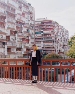 Almudena Amor Instagram - En el barrio con Vogue, 

Fotografía @josepmore
Estilismo @loretoqc
Texto @palomaabad
...

MUAH @carmendejuan
Ayudante de fotografía @angstadtgram
Ayudante de estilismo @esteladearana   @yiqingyin
Producción @anotherartistsagency
...

#voguenoviembre 
#novemberissue @voguespain