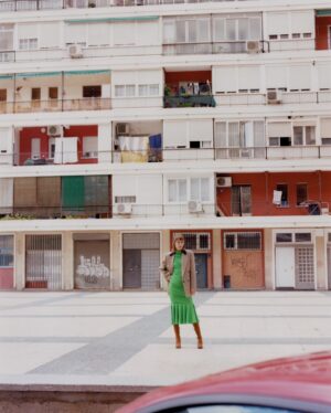 Almudena Amor Instagram - En el barrio con Vogue, 

Fotografía @josepmore
Estilismo @loretoqc
Texto @palomaabad
...

MUAH @carmendejuan
Ayudante de fotografía @angstadtgram
Ayudante de estilismo @esteladearana   @yiqingyin
Producción @anotherartistsagency
...

#voguenoviembre 
#novemberissue @voguespain