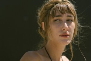 Almudena Amor Instagram - Algunas fotos del rodaje del nuevo video de @califato_3x4 ̶Ê̶ƈ̶ƈ̶Ɩ̶ą̶ც̶Ô̶ ̶ɖ̶ɛ̶ ̶Ɩ̶ı̶ც̶ɛ̶ཞ̶ɬ̶Á̶ 

Qué suerte  encarnar a este Ser de Luz para uno de mis grupos favoritos, junto a @pacoleon, un actor al que admiro muuucho y rodeada de colegas que encima hacen un curro de locos. 

Gracias a todo el equipaso ❤️‍🔥

Las fotos son de súper @nietermind

@afilmbyjj
con
PACO LEON @pacoleon
ALMUDENA AMOR @almudena_amor
FOYONE  @foyone
y la colaboraçión êppeçiâh de
Borja Iglesias @borjaiglesias9
Héctor Bellerín @hectorbellerin

DOP Jorge Fonseca @jorgefonsecaprieto
Dirêççión de arte @pilar__angulo @_marta_espino
Ayudante de Dirêççión @redshoesss
Dirêççión de prodûççión @blankauve
Ayte. Prodûççión @mench2
Aûççiliâh de Prodûççión @_sofiadelrio_
Co-Produçío por @enri.mur
Çuperbiçión de Storyboard elenaqf
Ayudante de Cámara @antton.libano
Operadôh Êtteady @manurg94
Gaffer @zzumeta
Eléttrico @marcos.cifo
Bêttuario @alejandragombau
Ayte. de arte @elena_valles_chacon
Atrêççîtta elenaqf
Atrêççîtta de abançe @luciamicolapiz
Ayudante henerâh @pepenipero
Aûh. Decoraçión nerea_ballesters
Aûh. Decoraçión @gusmaguado
Maquiyahe @yolandapiconde
Peluquería @veronica__ruz
3D Y DIÇEÑÔ | PÔPPRODÛÇÇIÓN
Nabe Califâh | Planeta Botiho
Schlomo Goldberg
keine Liebe ohne Stile
PÓTTERS
@julio_numar
CRÉDITÔ Y DIÇEÑÔ
@tot.studio.bcn
Foto Fiha @nietermind
MAKING OF
Making of @claugiraldez
Aûh Making @offdelcampo
ÇONÍO
@kblackeyy
Çonío foley y Banda Çonora 
@califato_3x4
ÊTTUDIO
@16escalones
Luis Cañete
Eva Carmona
Anuk
Ténnico en Plató
@pachinkoaudiovisual
ETALONAHE
@daniaranega
@gradepunk
ELENCO
Tripulaçión Califato ¾:
Manuel Chaparro @the_gardener__
Sergio Ruiz  @stayp.bsnposse
Lorenzo Soria @bazofia___
Esteban Espada  @boveless
Diego Caro @diegonoventicuatro
Guillermo Iniesta  @guilleiniesta
María José Luna maria_jose_luna
Sebastián Orellana @sebastian__orellana
Ángeles Rusó @angelesruso
Biolîtta olograma: Ángela Varo @angelavaromusic
Perro: Romario
