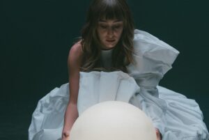Almudena Amor Instagram - Algunas fotos del rodaje del nuevo video de @califato_3x4 ̶Ê̶ƈ̶ƈ̶Ɩ̶ą̶ც̶Ô̶ ̶ɖ̶ɛ̶ ̶Ɩ̶ı̶ც̶ɛ̶ཞ̶ɬ̶Á̶ 

Qué suerte  encarnar a este Ser de Luz para uno de mis grupos favoritos, junto a @pacoleon, un actor al que admiro muuucho y rodeada de colegas que encima hacen un curro de locos. 

Gracias a todo el equipaso ❤️‍🔥

Las fotos son de súper @nietermind

@afilmbyjj
con
PACO LEON @pacoleon
ALMUDENA AMOR @almudena_amor
FOYONE  @foyone
y la colaboraçión êppeçiâh de
Borja Iglesias @borjaiglesias9
Héctor Bellerín @hectorbellerin

DOP Jorge Fonseca @jorgefonsecaprieto
Dirêççión de arte @pilar__angulo @_marta_espino
Ayudante de Dirêççión @redshoesss
Dirêççión de prodûççión @blankauve
Ayte. Prodûççión @mench2
Aûççiliâh de Prodûççión @_sofiadelrio_
Co-Produçío por @enri.mur
Çuperbiçión de Storyboard elenaqf
Ayudante de Cámara @antton.libano
Operadôh Êtteady @manurg94
Gaffer @zzumeta
Eléttrico @marcos.cifo
Bêttuario @alejandragombau
Ayte. de arte @elena_valles_chacon
Atrêççîtta elenaqf
Atrêççîtta de abançe @luciamicolapiz
Ayudante henerâh @pepenipero
Aûh. Decoraçión nerea_ballesters
Aûh. Decoraçión @gusmaguado
Maquiyahe @yolandapiconde
Peluquería @veronica__ruz
3D Y DIÇEÑÔ | PÔPPRODÛÇÇIÓN
Nabe Califâh | Planeta Botiho
Schlomo Goldberg
keine Liebe ohne Stile
PÓTTERS
@julio_numar
CRÉDITÔ Y DIÇEÑÔ
@tot.studio.bcn
Foto Fiha @nietermind
MAKING OF
Making of @claugiraldez
Aûh Making @offdelcampo
ÇONÍO
@kblackeyy
Çonío foley y Banda Çonora 
@califato_3x4
ÊTTUDIO
@16escalones
Luis Cañete
Eva Carmona
Anuk
Ténnico en Plató
@pachinkoaudiovisual
ETALONAHE
@daniaranega
@gradepunk
ELENCO
Tripulaçión Califato ¾:
Manuel Chaparro @the_gardener__
Sergio Ruiz  @stayp.bsnposse
Lorenzo Soria @bazofia___
Esteban Espada  @boveless
Diego Caro @diegonoventicuatro
Guillermo Iniesta  @guilleiniesta
María José Luna maria_jose_luna
Sebastián Orellana @sebastian__orellana
Ángeles Rusó @angelesruso
Biolîtta olograma: Ángela Varo @angelavaromusic
Perro: Romario