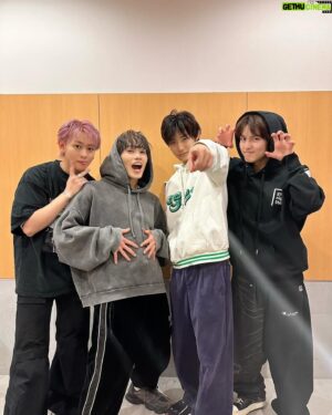 Aloha Takamatsu Instagram - 超特急12周年ありがとうございました😭
担当も発表され、僕は『真っ直ぐ担当』になりました！
正直すっごく悩みましたけど
真っ直ぐ自分の言葉は曲げないと言うアニメの名言が僕の
ルーツでもあり、
そして親からずっと小さい頃から言われていた、好きなことでも嫌いなことでも真っ直ぐ食らいつけ！！と言われた言葉
あ！もーこれって真っ直ぐだね！！ってなりました。
超特急13年目に突入します。僕は僕なりに超特急として、
近道せず真っ直ぐ夢に向かって進んでいきます！
『東京ドーム必ず立つ』！！　真っ直ぐ担当　アロハ
これからも宜しくお願い致します！デェーん🤙