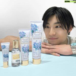 Aloha Takamatsu Instagram - 5月24日　『Flora Notis JILL STUART』から
期間限定で4つの商品が発売されます！

・『ブルーハイドレンジア　オードパルファン』20mL 4290円　(税込)
・『ブルーハイドレンジア　リップセラムUV』 10g  1980円(税込)
・『ブルーハイドレンジア　エッセンシャルUVプロテクター』 60g 3300円 (税込)
・『ブルーハイドレンジア　リペアスムースヘアミルク』 100g  3520円　(税込)

僕のおすすめは・・・・
オードパルファンです！
ワンプッシュだけで爽やかで優しいブルーハイドレンジアの香りが広がって、長く香りを楽しめます！
紫陽花をイメージしたブルーのパッケージも限定デザインでとても素敵なので、是非！超特急でゲットしちゃってください🌸

ちなみに3枚目に関しては僕が頑張って撮影しました〜！綺麗でしょ！！

#PR #フローラノーティスジルスチュアート
#フローラノーティス　#ブルーハイドレンジア
#超特急 #超特急アロハ