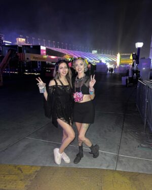 Alondra Excene Shields Instagram - ✨EDC LV✨
Some more magical moments from this weekend. I love my co-workers 🖤 I love my friends 🖤 I love my career 🖤 
•
•
•
•
•
#edc #edclv