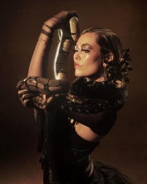 Alondra Excene Shields Instagram - ⛓️🗡️✨🐍
Photographer @lindsphoto 
Model @sierradawnd 
Stylist & Hair @gamecrusherpresents 
Makeup by Me 
•
•
•
•
•
#joanifarc #lamakeupartist #renaissance