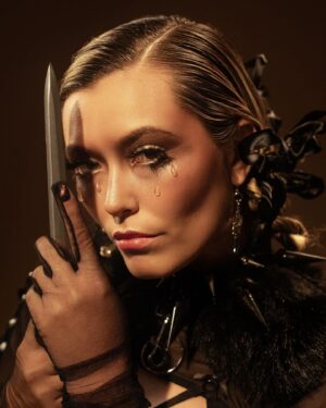 Alondra Excene Shields Instagram - ⛓️🗡️✨🐍
Photographer @lindsphoto 
Model @sierradawnd 
Stylist & Hair @gamecrusherpresents 
Makeup by Me 
•
•
•
•
•
#joanifarc #lamakeupartist #renaissance