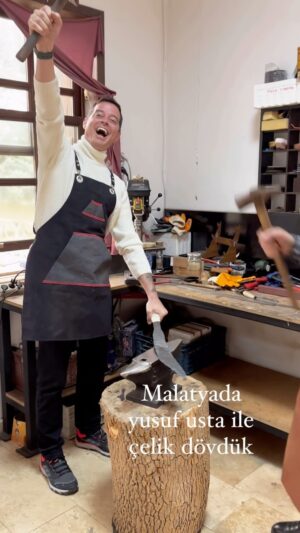 Alp Kırşan Instagram - @bayyigityusuf usta ile çelik dövdük, branşının en iyilerinden biri olan yusuf usta #damascus çeliğinde bir duayen #çelik #bıçak #kılıç #sword
