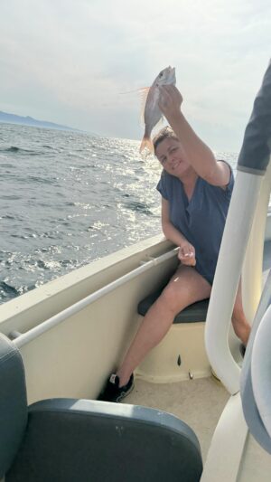 Alp Kırşan Instagram - Ata beyin objektifinden annesi @zeynepkirsan  @oltacicocuk #fish #fishing #mercan #antenlimercan