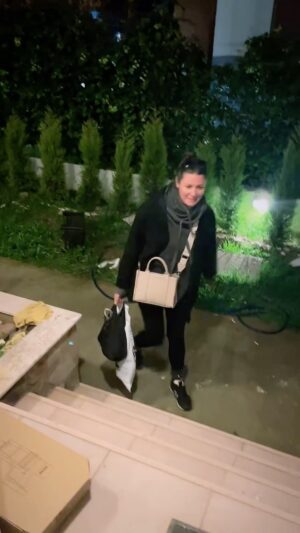 Alp Kırşan Instagram - Dünya kadınlar gününde karnım ağrıdı yeminlen 😆 @zeynepkirsan