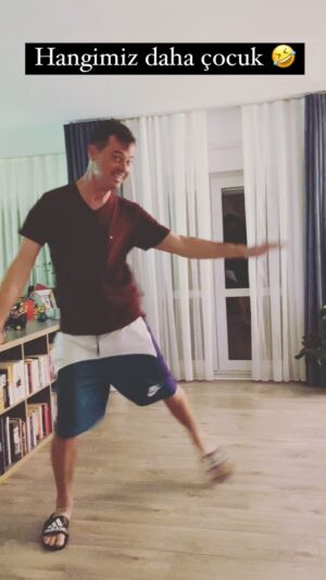 Alp Kırşan Instagram - Hangimiz daha çocuk bilemedim 🤣🤣🤣🤣