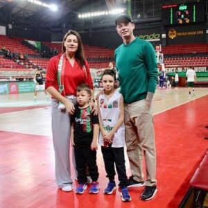 Alp Kırşan Instagram - Maç öncesinden kareler 💚❤️ @zeynepkirsan @cenk_karsli_ @kskbasket @karsiyakamedya @karsiyakacarsi @karsiyakabelediyesi @gazetekarsiyaka
