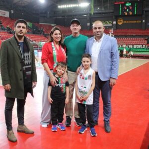 Alp Kırşan Instagram - Maç öncesinden kareler 💚❤️ @zeynepkirsan @cenk_karsli_ @kskbasket @karsiyakamedya @karsiyakacarsi @karsiyakabelediyesi @gazetekarsiyaka