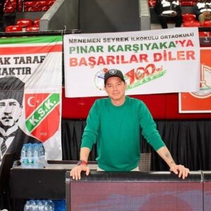 Alp Kırşan Instagram - Maç öncesinden kareler 💚❤️ @zeynepkirsan @cenk_karsli_ @kskbasket @karsiyakamedya @karsiyakacarsi @karsiyakabelediyesi @gazetekarsiyaka