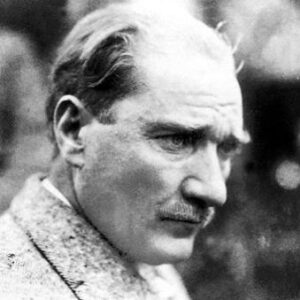 Alper Çağlar Instagram - Atatürk'ün en büyük arzusu, kendi için düşünebilen, farklı olsalar da birlik olmayı yitirmeyen bir gençlik için temelleri atmaktı. Dindar veya değil, sağcı veya solcu değil, muhafazakar veya liberal değil, onun için insanlarda tek ayrım noktası "ilerici veya ilkel" olup olmamasıydı. Ama dikkat, ilkellik yalnızca inanç baskısı veya yobazlık değildir, çağdaş görünümlü bir ilkel de olabilir, kafası çok iyi çalışan ilkel de. O çocukları kendileri için düşünebilme yetisi ile donatmanın hayati önemi için bu bayramı kurdu. Türk milletine ne zarar geldiyse, kendi için düşünemeyen beyni yıkanmışlar yüzünden geldi. Bu sebeple, Milli Egemenlik, adı üstünde, ancak bağımsız yeni nesiller sayesinde hayatta kalabilir. Türk milleti hep topun ağzına geldiğinde kahramanlara ihtiyaç duymadığı gün, herkes kutuplaşmadan, kavga etmeden, trip atmadan iletişim kurabildiği gün bu büyük adamın ülküsü gerçekleşmiş olacak. Bir de unutmadan ekleyeyim, biliyorsunuz 40 senedir bu ülke sızıntılardan çok çekti, Atatürk'e saygı duymayan, Türk kelimesinden irkilen milliyetçi olamaz. Ancak birilerinin sızıntısıdır o. Zürafa istediği kadar balık taklidi yapsın, denize atın, çabucak boğulur.