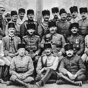 Alper Çağlar Instagram - 1911'de Tobruk; genç ve karizmatik bir yüzbaşı, yanında sadece vekili Necip Efendi, 12 Türk askeri ve 120 Libyalı milisle, ağır mühimmatlı 200 İtalyan askerinin koruduğu 'imkansız' tepeyi çarpışarak aldı. Avrupada masabaşında taktik kitapları yazan akademisyen askerler dumur olmuştu. Tepede altı tane 'ölüm fermanı' lakaplı çağın katliam silahı Perino ağır makineli tüfek ve toplar vardı. Avrupalılar, bu genç adam daha az birlikle yükseltideki kazılı bir mevziyi nasıl aldı diye şaşıradursun, o adamın savaşlarda ve cephelerde geçecek destansı hayatı yeni başlıyordu. İşte o adam, Mustafa Kemal Atatürk ve kaderin kavuşturduğu silah arkadaşları, yıllar boyu mücadele ederek bir sembol olarak bugünü, o neslin zafer ilan ettiği son günü armağan etti. 30 Ağustos Zafer bayramımız kutlu olsun.