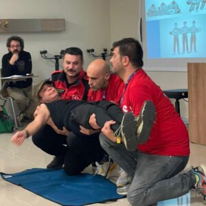 Alper Kul Instagram - Bu arada, unutmadık, boşvermedik, eğitime devam ediyoruz. İlkyardım bilgilerimizi tazeledik, versiyonlu senaryo tatbikatları yaptık. Biraz daha donanım sağladık. Teşekkür ederiz @medipolunv @sararamakurtarma dipnot: @evrenuysal göründüğünden daha ağır.