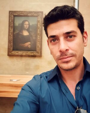 Alper Saldıran Instagram - #tbt 
#eifeltower ile fotoğraflar. Hangisi olsun bilemedim,seçemedim. En beğendiklerinizi yazarsanız sevinirim. Araya da #monalisa ile fotoğrafımızı attım. 😊 O hariç hepsini müthiş fotoğraf sanatçısı, canım arkadaşım @fethikaraduman çekti.