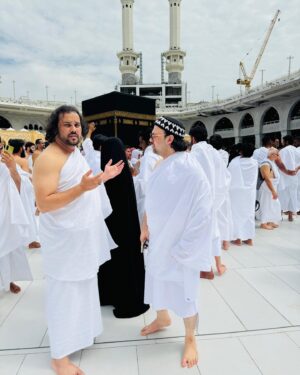 Altamash Faridi Instagram - Alhumdulilah, feeling incredibly blessed to have embarked upon the holiest places on earth for #umrah with my beloved family during the Blessed month of Ramadan 🕋✨ May Allah shower his blessings on us and accept our prayers. 
 Prayers and good wishes to all my  brothers and sisters in India and people all over the world. 
Thank you @alkhalidtours for making this spiritual journey memorable for us. Your services are excellent and the personal touch is truly appreciative ❤️🤲 #ramadan #fasting #dua #namaz #quran 🤲☝️