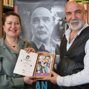 Altan Gördüm Instagram - Bugün, @niluferbel ‘nin düzenlediği edebiyat günleri etkinliğinde,pırıl pırıl gençlerle hem söyleştik,hem de #Tomrisuyar ‘ın bir öyküsünü okuduk.