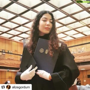 Altan Gördüm Instagram - #Repost @alizegordum with @use.repost
・・・
Uzanıp kendi yanaklarımdan öpüyorum. #graduated #psychology YOLUN,BAHTIN açık olsun Kızımmmm… #universityofpécs