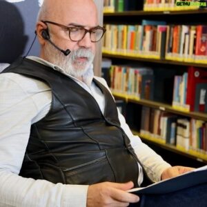 Altan Gördüm Instagram - Bugün, @niluferbel ‘nin düzenlediği edebiyat günleri etkinliğinde,pırıl pırıl gençlerle hem söyleştik,hem de #Tomrisuyar ‘ın bir öyküsünü okuduk.