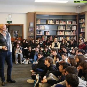 Altan Gördüm Instagram - Bugün, @niluferbel ‘nin düzenlediği edebiyat günleri etkinliğinde,pırıl pırıl gençlerle hem söyleştik,hem de #Tomrisuyar ‘ın bir öyküsünü okuduk.