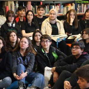 Altan Gördüm Instagram - Bugün, @niluferbel ‘nin düzenlediği edebiyat günleri etkinliğinde,pırıl pırıl gençlerle hem söyleştik,hem de #Tomrisuyar ‘ın bir öyküsünü okuduk.