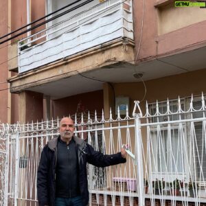 Altan Gördüm Instagram - Rahmetli babamın,1961 yılında yaptırdığı,çocukluğumun bir bölümünün geçtiği evimizi buldum.Hüzünle karışık bir sevinç…Doğduğum evse metro çalışmasına kurban gitmiş…