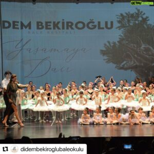 Altan Gördüm Instagram - #Repost @didembekiroglubaleokulu with @use.repost
・・・
Medeniyetin sesleriydi duyduğumuz, gördüğümüz Umuttu… 🌸
 Öğrencilerimize,ailelerine, günlerce bizimle birlikte olan, tecrübesi - sanatı ile sahnemizi parlatan @altangordum altan.gordumm e ⭐️
Sunumlarıyla @orcunutlu, @gokhanalacadaglier @basarogretmen e , tüm müzik ve görsel yapımlarında @ccsengonul e , perde arkasındaki tüm DB ekibine , 
DB ekibinin zarif öğretmenlerine ve sanatsever Adana’ya,  bizi destekleyen @adanabld @mahmut.gogebakan ‘a sonsuz teşekkürlerimizle….

Biz çok büyük bir aileyiz🧿
…….

4 gün üst üste bale izlenir mi? Seyirci olur mu diye ne çok soru aldım.
Binlerce kişiyle, 4 gün full salonla perde açtık.🧿
Ve izleyenlerin canlı yayınlarıyla binlerce kişiye daha ulaştık.
Bir şölen yarattı koltuklardaki telefon ışıkları.
Çok özlemiştik çok.
Alkış seslerini ,o heyecanı…

Çünkü burası Adana,
memleketimmm. 
Sanatçısıyla sanata verilen büyük değerle ünlü Adanamm.

Sanatla yoğrulan çocuklarımızın,gençlerimizin şu anda yarattığı kıvılcımlar gelecekte ışık olacak. 
ve biz DB bale Akademi olarak gökyüzüne yıldızlarımızı asmaya devam edeceğiz. 💫

Birlikte nice yüreklere dokunmak, nice güzel gösterilere imza atmak dileğiyle…

#Atamasözümvarbenim
