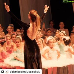 Altan Gördüm Instagram - #Repost @didembekiroglubaleokulu with @use.repost
・・・
Medeniyetin sesleriydi duyduğumuz, gördüğümüz Umuttu… 🌸
 Öğrencilerimize,ailelerine, günlerce bizimle birlikte olan, tecrübesi - sanatı ile sahnemizi parlatan @altangordum altan.gordumm e ⭐️
Sunumlarıyla @orcunutlu, @gokhanalacadaglier @basarogretmen e , tüm müzik ve görsel yapımlarında @ccsengonul e , perde arkasındaki tüm DB ekibine , 
DB ekibinin zarif öğretmenlerine ve sanatsever Adana’ya,  bizi destekleyen @adanabld @mahmut.gogebakan ‘a sonsuz teşekkürlerimizle….

Biz çok büyük bir aileyiz🧿
…….

4 gün üst üste bale izlenir mi? Seyirci olur mu diye ne çok soru aldım.
Binlerce kişiyle, 4 gün full salonla perde açtık.🧿
Ve izleyenlerin canlı yayınlarıyla binlerce kişiye daha ulaştık.
Bir şölen yarattı koltuklardaki telefon ışıkları.
Çok özlemiştik çok.
Alkış seslerini ,o heyecanı…

Çünkü burası Adana,
memleketimmm. 
Sanatçısıyla sanata verilen büyük değerle ünlü Adanamm.

Sanatla yoğrulan çocuklarımızın,gençlerimizin şu anda yarattığı kıvılcımlar gelecekte ışık olacak. 
ve biz DB bale Akademi olarak gökyüzüne yıldızlarımızı asmaya devam edeceğiz. 💫

Birlikte nice yüreklere dokunmak, nice güzel gösterilere imza atmak dileğiyle…

#Atamasözümvarbenim