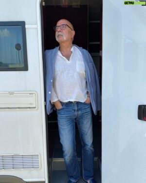 Altan Gördüm Instagram - Karavan kapısında foto çektirmeyeni dövüyorlardı.Bu tehlikeyi göze alamazdım… Foto by @seherrguney