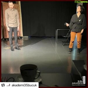 Altan Gördüm Instagram - #Repost @akademi35bucuk with @use.repost
・・・
Halit Kıvanç Sınıfı Vahide Perçin Sahne Dersi 🎭 
-

@altangordum #akademi35bucuk #tiyatro #sahnesanatları #Oyunculuk #oyuncu #cast #castajansı #eğitim #akademi #oyunculukeğitimi #otuzbeşbucuk #dizi #film #sinema #kameraönü #diksiyon #drama #konservatuar #televizyon #audition #altangördüm #vahideperçin #atv #aldatmak #aldatmakdizi #oyuncuolmak #kurs #program