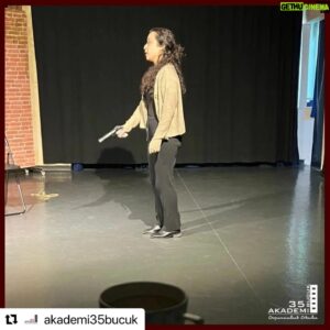Altan Gördüm Instagram - #Repost @akademi35bucuk with @use.repost
・・・
Halit Kıvanç Sınıfı Vahide Perçin Sahne Dersi 🎭 
-

@altangordum #akademi35bucuk #tiyatro #sahnesanatları #Oyunculuk #oyuncu #cast #castajansı #eğitim #akademi #oyunculukeğitimi #otuzbeşbucuk #dizi #film #sinema #kameraönü #diksiyon #drama #konservatuar #televizyon #audition #altangördüm #vahideperçin #atv #aldatmak #aldatmakdizi #oyuncuolmak #kurs #program