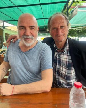 Altan Gördüm Instagram - Bakmayın öyle ciddi durduğuna,Seferihisar-Sığacık’ın en renkli kişiliğidir. #Rıza Uzun zamandır görüşmemiştik,hasret giderdik…Ömrü uzun olsun… #seferihisarkitapgünleri