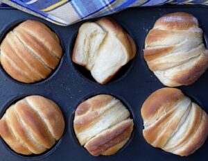 Alton Brown Instagram - These butter flake rolls are worth the time and effort.

#linkinbio #happyeaster #instagood #easterdelish #familygathering #butterflakerolls