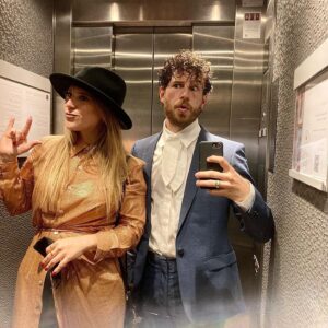 Álvaro Cervantes Instagram - Ayer esta chavala tuvo su debut en el cine estrenando una gran película en el @festivalmalaga. Y tengo la suerte de que esta chavala sea mi hermana ✨ @angelacervan #chavalas