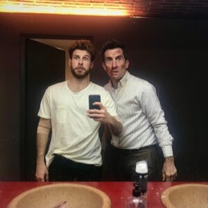 Álvaro Cervantes Instagram - Que hoy #LocoPorElla se sitúe como la película más vista de @netflixes a nivel mundial es algo que no te puedo confirmar ni te puedo desmentir. @luiszahera ❤️#LuisZaheraComoFormaDeVida