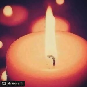 Alvaro Santi Instagram - ATENCIÓN
 ESTAS SON LAS INSTRUCCIONES PARA LA SANACIÓN A DISTANCIA COLECTIVA QUE REALIZARÉ EL JUEVES 15 DE FEBRERO A LAS 22HRS: Deberás conseguir una vela común y corriente de color blanco la cual tienes que ungir de la siguiente manera: unta tus dedos con unas gitas de aceite de oliva y pásalos por la vela de la mitad hacia la mecha y luego de la mitad hacia la base. No untes la mecha con aceite. Una vez realizado lo anterior frótala en todo tu cuerpo. La pones en un plato y bajo el plato un papel con tu dolencia o problema. Abre tus canales a la sanación diciendo en voz alta y con fe lo siguiente: SOY UNA EXPRESIÓN DIVINA DE LA CREACIÓN Y FORMO PARTE DEL TODO. NO EXISTO EN UN ESTADO DE SEPARATIVIDAD. LA HUMANIDAD ES UNA SOLA PIEZA Y YO FORMO PARTE DE ELLA. AHORA ABRO MIS CENTROS ENERGÉTICOS A MI NATURALEZA ESPIRITUAL (ABRE LAS PALMAS DE TUS MANOS HACIA ARRIBA) Y RECIBO SANACIÓN PARA SANAR Y AJUSTAR MI EXISTENCIA TERRENAL. EN ESTE MOMENTO DESCIENDE ENERGÍA CELESTIAL PARA RESOLVER(INDICAR EL PROBLEMA) GRACIAS ASÍ SEA ASÍ SEA ASÍ SERÁ Recuéstate al menos unos 30m y descansa Deja que la vela se consuma completa Pueden hacerlo por otra persona. Escriben su nombre y fecha de nacimiento en el papel junto con su dolencia y frotan la vela sobre lo escrito. Una vez finalizado el ritual puedes deshacerte de los restos de vela y papel. #repostandroid #repostw10 #repostandroid #repostw10