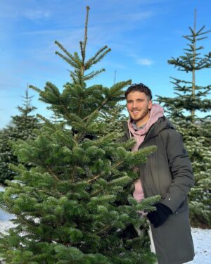 Álvaro de Juana Instagram - Recogiendo el árbol de Navidad de este año con @scotta1985 ❄️🎄
