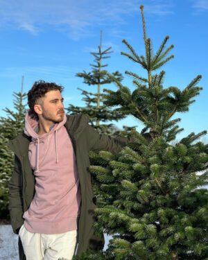 Álvaro de Juana Instagram - Recogiendo el árbol de Navidad de este año con @scotta1985 ❄️🎄