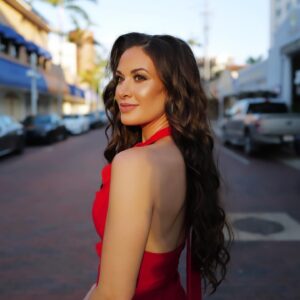 Aly Mang Instagram - ❤️ RED Carpet look in sunny FL, at the 14th Annual Fort Myers Film Festival ☀️🎞️✨

💄 @jaz.mua 
💁🏻‍♀️ @angelanicolemua 
📷 @fortmyersfilmfestival