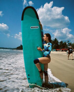 Alyona Savastova Instagram - SURF 🩶 это лучшее занятие на отдыхе !!! Для меня 🥹