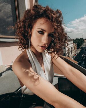 Alyona Savastova Instagram - Спасибо, прекрасные девочки 🤍 Ph / prod @stacy_photograph
Ph assist @irna1is
Style @anastasia_sokolova__
Mua @annet_uln
Hair @valeria_mour_mua